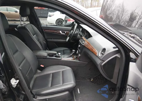 2012 Mercedes-Benz C 300 Luxury 4Matic/Sport 4Matic z USA, uszkodzony, nr VIN WDDGF8BB5CR199398